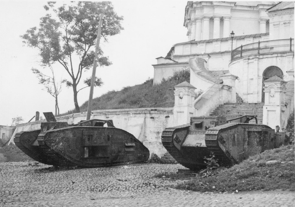 Tanks in front of the Cathedrals of Smolensk