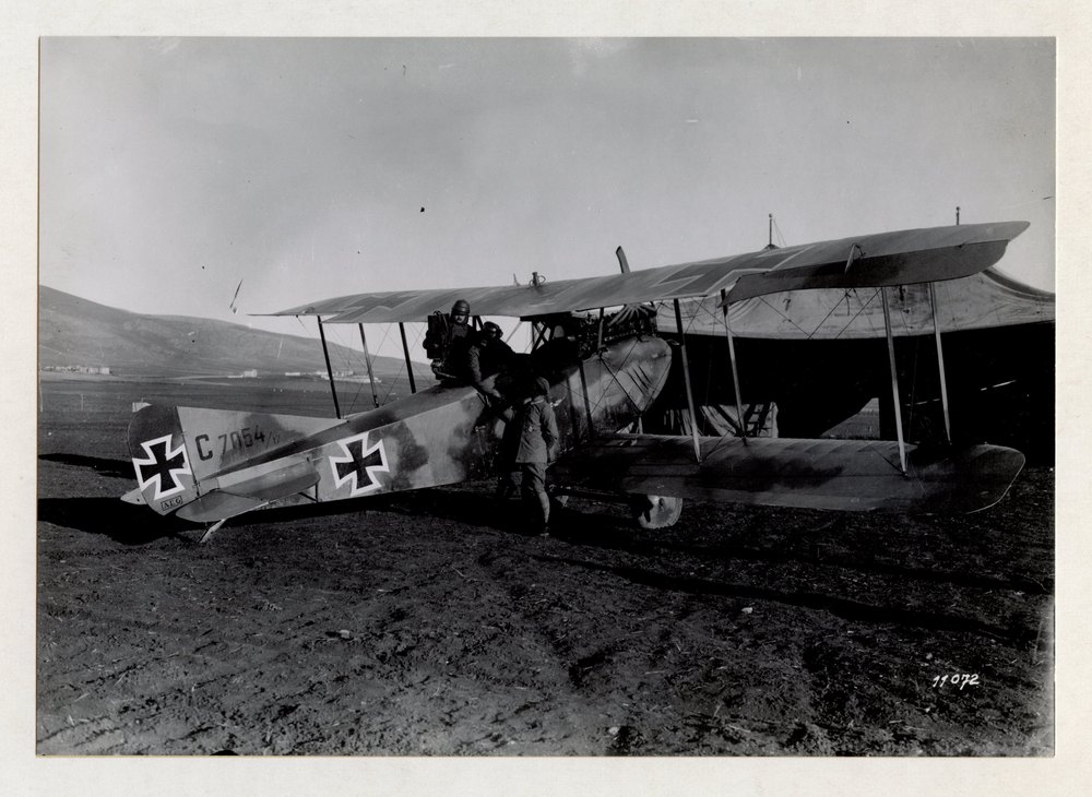 The motion picture camera man in an airplane, Palestine front