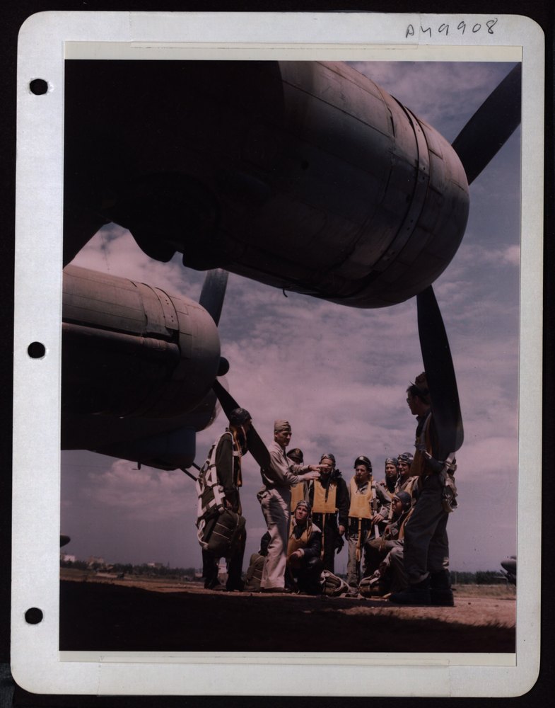 Twining talks to B-17 crew