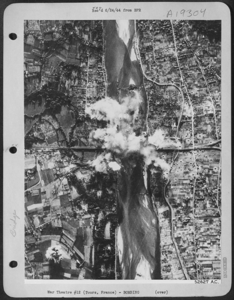 US 8th AAF heavies over Tours