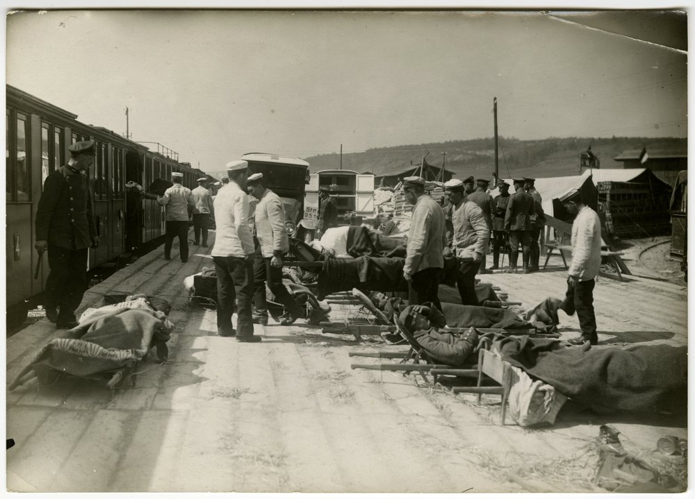 Vereinslazarettzug E.I loading wounded soldiers