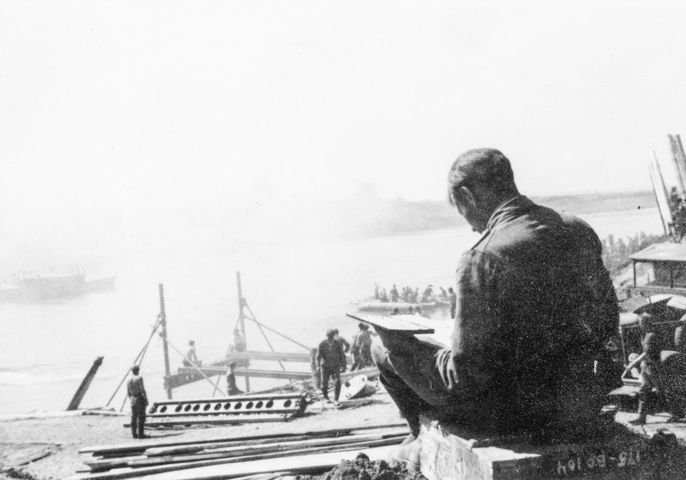 War Correspondent painting portraits at the Dnieper