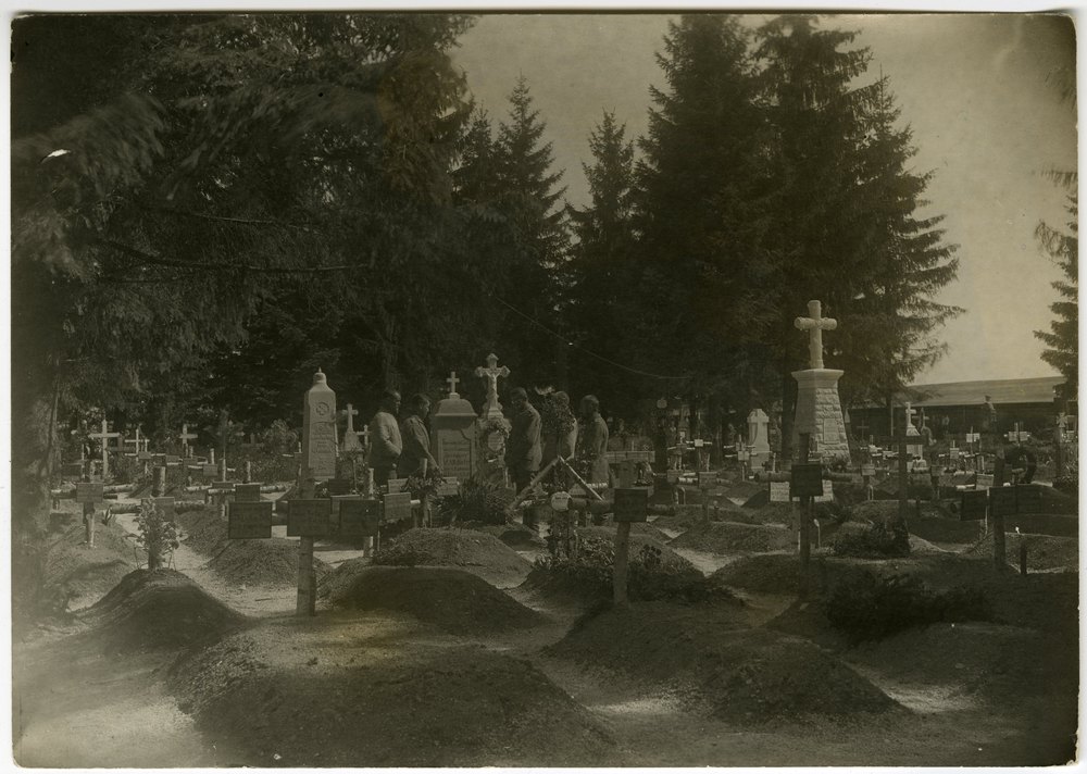 War graves with monuments in Vigneulles en Woëvres