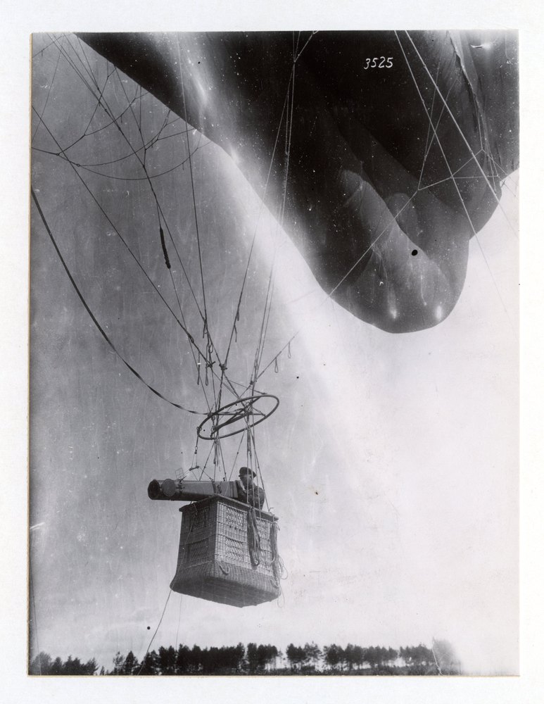 With a captive ballon squadron. Long range photographic camera in the gondola, Western front