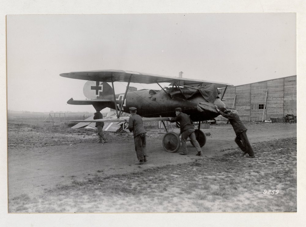 With the pursuit pilots in Flanders. Bringing a plane out of the hangar