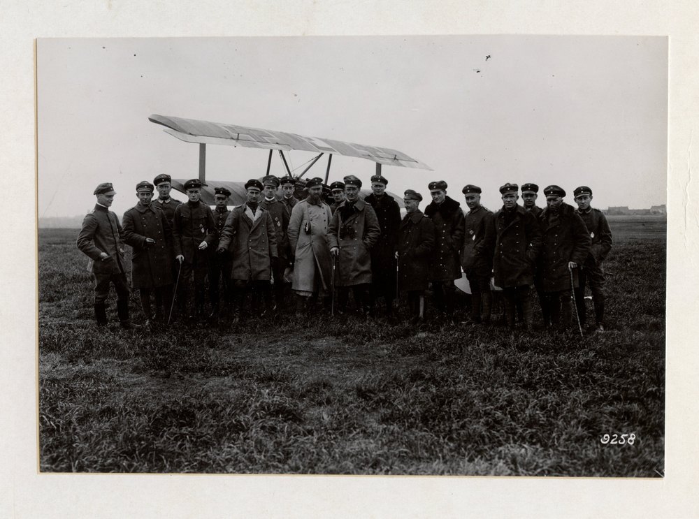 With the pursuit pilots in Flanders. Officers of the pursuit squadron