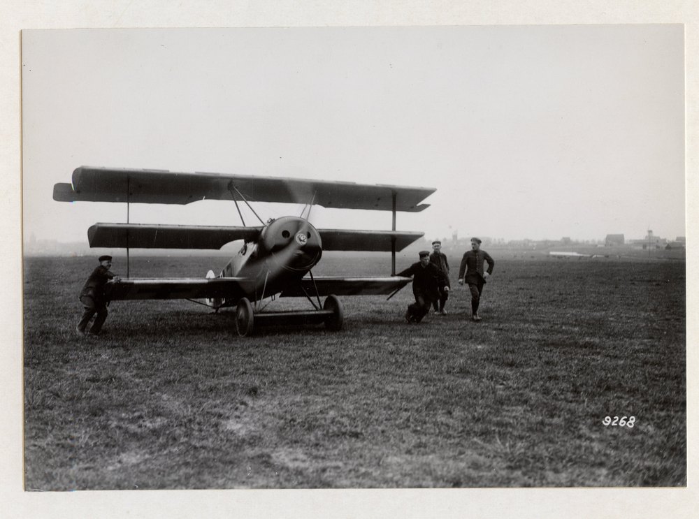 With the pursuit pilots in Flanders. Taking a plane to the hangar