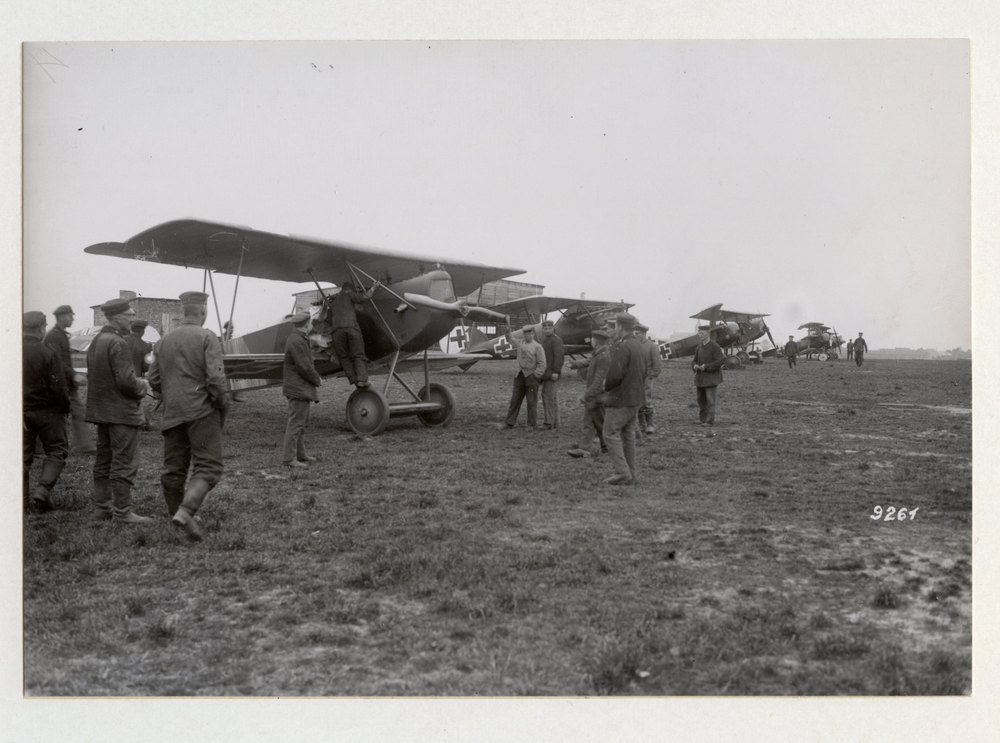 With the pursuit pilots in Flanders. The start of a flight